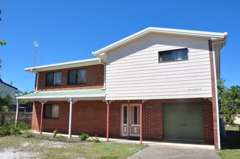 31 Bombala Crescent - Two Storey Home With Covered Outdoor Deck, Fully Fenced Backyard. Pet Friendly - Accommodation Kalgoorlie 3