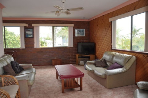 31 Bombala Crescent - Two Storey Home With Covered Outdoor Deck, Fully Fenced Backyard. Pet Friendly - Accommodation Kalgoorlie 2