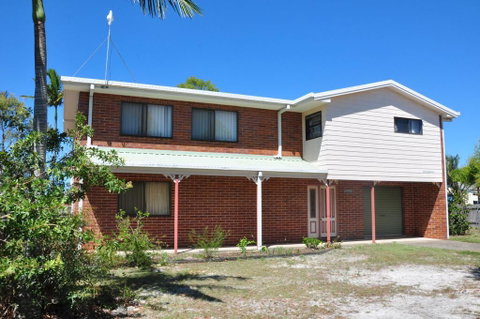 31 Bombala Crescent - Two Storey Home With Covered Outdoor Deck, Fully Fenced Backyard. Pet Friendly - Accommodation Kalgoorlie 0