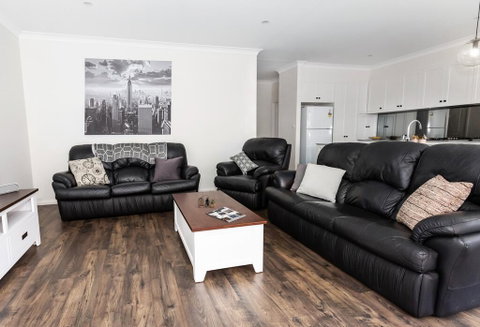 4 Bedroom Inner City Townhouse - SLEEPS 9 !! - Accommodation Kalgoorlie 0