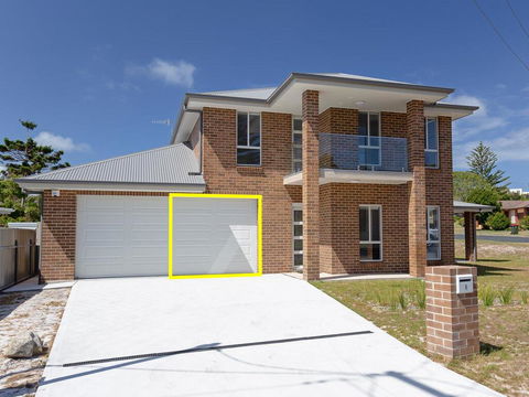 5 Bent Street - Huge House With Foxtel & Aircon - Accommodation Kalgoorlie 0