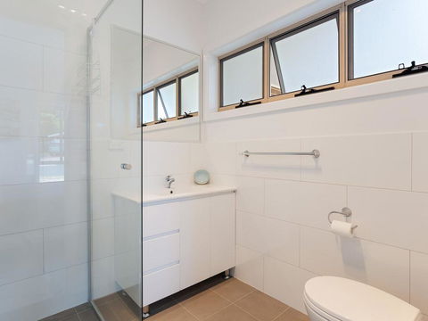 5 Bent Street - Huge House With Foxtel & Aircon - Accommodation Kalgoorlie 2