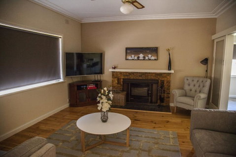 725 Myrtleford-Yackandandah Road - Accommodation Kalgoorlie 2