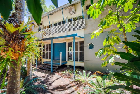 8 Satinwood Drive - Rainbow Shores, Architecturally Designed, Pool, Walk To Beach - Accommodation Kalgoorlie 3