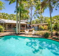 8 Satinwood Drive - Rainbow Shores Architecturally Designed Pool Walk to Beach - Accommodation Kalgoorlie