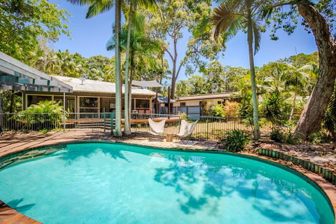 8 Satinwood Drive - Rainbow Shores, Architecturally Designed, Pool, Walk To Beach - Accommodation Kalgoorlie 0