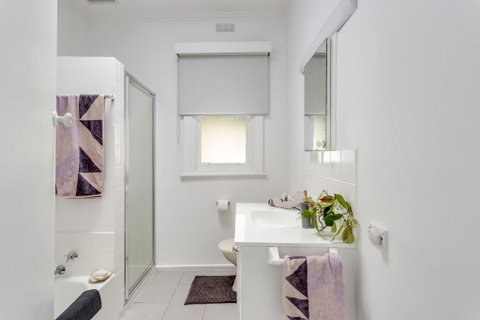 A Wave From It All - Accommodation Kalgoorlie 1