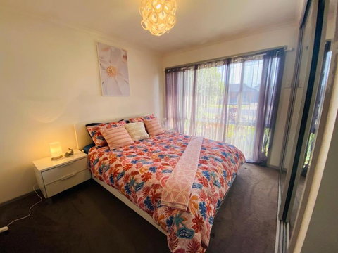 ENTIRE HOME IN WERRIBEE,BEST POSSIBLE LOCATION YOU CAN FIND - Accommodation Kalgoorlie 4