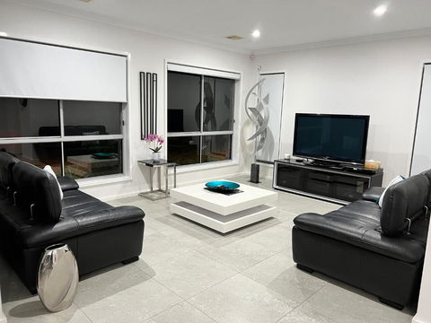 Gungahlin Luxe 5 Bedroom 2 Storey Home With Views Canberra - Accommodation Kalgoorlie 1