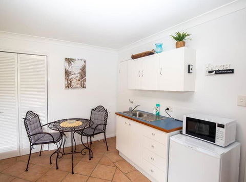 GORGEOUS STUDIO + 100M TO BEACH + POOL - Accommodation Kalgoorlie 2