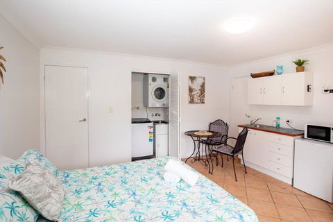 GORGEOUS STUDIO + 100M TO BEACH + POOL - Accommodation Kalgoorlie 4