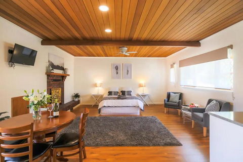 Hahndorf Lodge Pioneer Suite - Main Street Hahndorf On Site Secure Parking - Accommodation Kalgoorlie 1