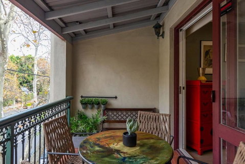 Hip Inner-City Living In Vibrant Erskineville - Accommodation Kalgoorlie 1