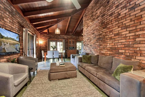 Hunter Valley Kangaroo Retreat With 60 Kangaroos - Accommodation Kalgoorlie 3