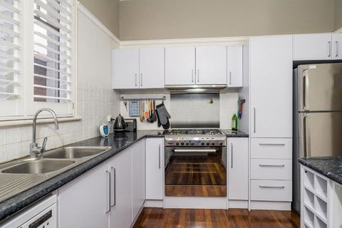 Incredible 3-Bed Renovated Home With Huge Garden - Accommodation Kalgoorlie 2