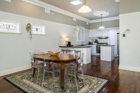 Incredible 3-Bed Renovated Home With Huge Garden - Accommodation Kalgoorlie 3