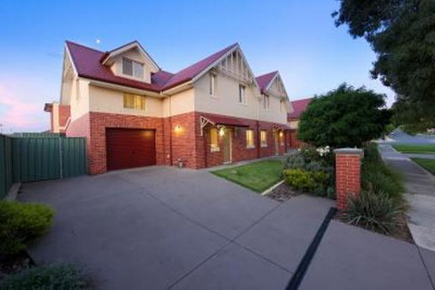 Albury Suites - Schubach Street - Accommodation Kalgoorlie 0