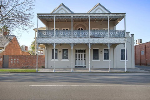 Albury Suites - Waterstreet - Accommodation Kalgoorlie 0