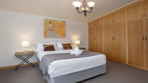 Alpine House - Views Over Lake Jindabyne And The Snowy Mountains - Accommodation Kalgoorlie 3