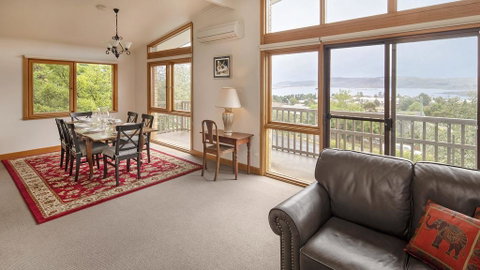 Alpine House - Views Over Lake Jindabyne And The Snowy Mountains - Accommodation Kalgoorlie 1