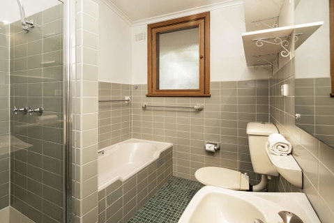 Alpine House - Views Over Lake Jindabyne And The Snowy Mountains - Accommodation Kalgoorlie 2