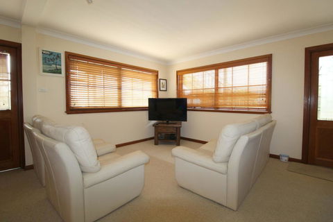 Amzaz, 15 Korogora Street - Accommodation Kalgoorlie 2
