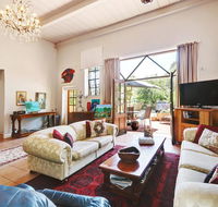 Arty Warehouse Apartment - stroll to South beach - Accommodation Kalgoorlie