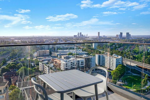 Luxury 1BR Apt With Stunning City Skyline Views - Accommodation Kalgoorlie 3