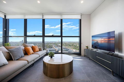 Luxury 1BR Apt With Stunning City Skyline Views - Accommodation Kalgoorlie 0