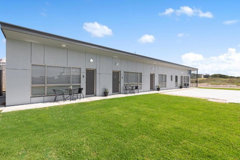 Luxury Apartments And Motel Rooms - Free Wifi - Close To Beach - Accommodation Kalgoorlie 1