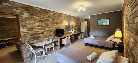 Magdala Motor Lodge & Lakeside Restaurant - Accommodation Kalgoorlie 3