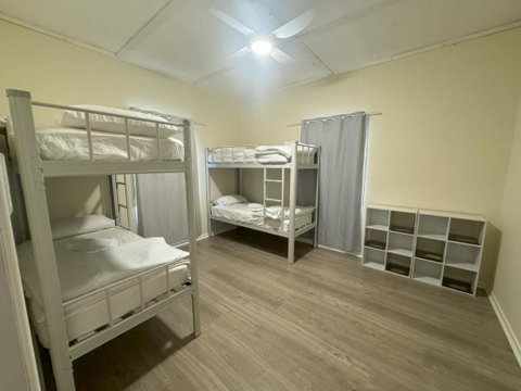 Massive 3 Bedroom Home With Backyard - Accommodation Kalgoorlie 0