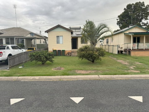 Massive 3 Bedroom Home With Backyard - Accommodation Kalgoorlie 3
