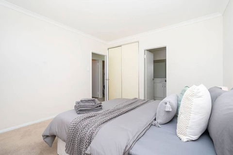 Modern Midland Retreat 2br 1 Bth - Accommodation Kalgoorlie 3