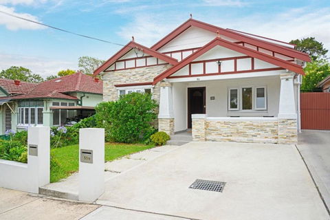 Mins To Mall Convenient 3 Beds Classic Charm Home - Accommodation Kalgoorlie 0