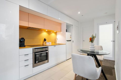 Modern 2BR Apt W City Views, Balcony & Wi-Fi - Accommodation Kalgoorlie 1