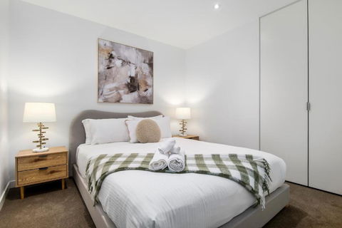 Modern 2BR Apt W City Views, Balcony & Wi-Fi - Accommodation Kalgoorlie 3