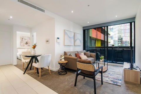 Modern 2BR Apt W City Views, Balcony & Wi-Fi - Accommodation Kalgoorlie 2