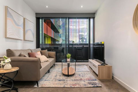 Modern 2BR Apt W City Views, Balcony & Wi-Fi - Accommodation Kalgoorlie 0