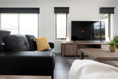 Modern Delight: Cosy Home With Parking - Accommodation Kalgoorlie 0
