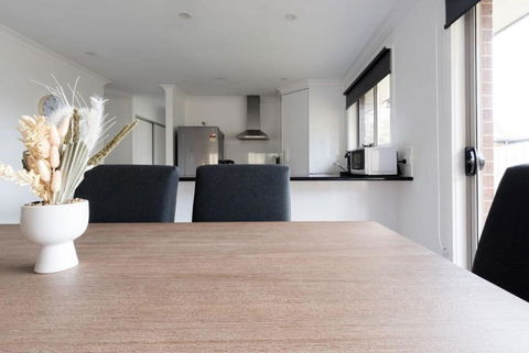 Modern Delight: Cosy Home With Parking - Accommodation Kalgoorlie 3