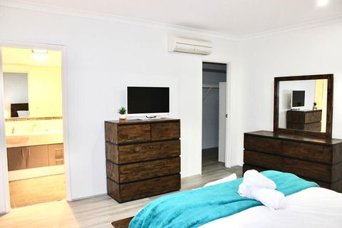 Modern Double-Story Abode A Scarborough Delight - Accommodation Kalgoorlie 2