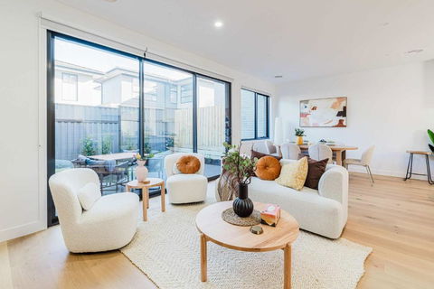 Modern Family Home 3BR In Box Hill North - Accommodation Kalgoorlie 0