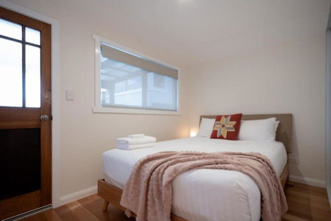 Modern Self Contained Unit Views Parking And WiFi - Accommodation Kalgoorlie 3