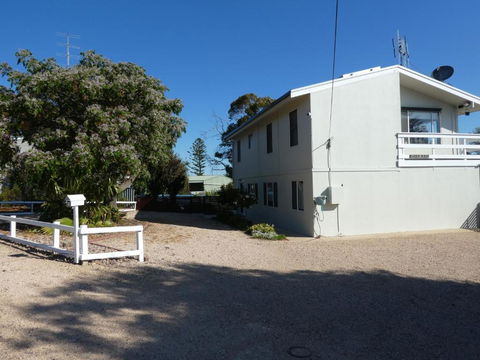 Moonta Bay Stylish Large Home 3 Min Walk From Beach And Jetty - Accommodation Kalgoorlie 1