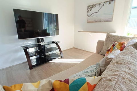 New And Cozy 2 Bedrooms Granny Flat With Aircon & Pool - Accommodation Kalgoorlie 1