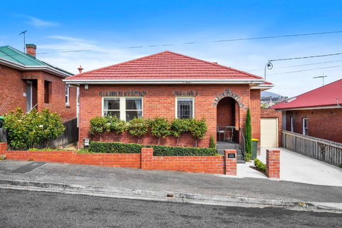New Town Bungalow - A Leafy Family Haven - Accommodation Kalgoorlie 1