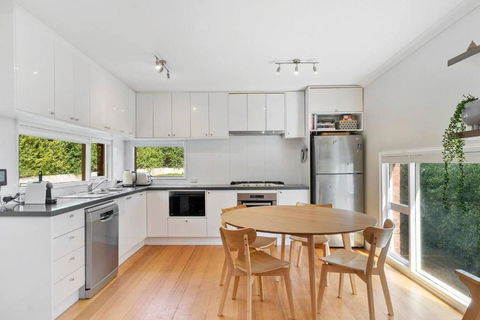 New Town Bungalow - A Leafy Family Haven - Accommodation Kalgoorlie 2