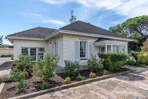 Normanville, Large Historic Three Bedroom Home - Accommodation Kalgoorlie 0