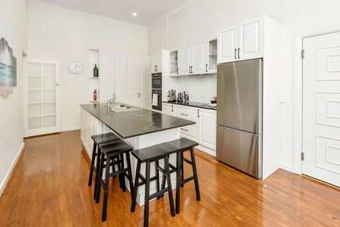 Normanville, Large Historic Three Bedroom Home - Accommodation Kalgoorlie 2